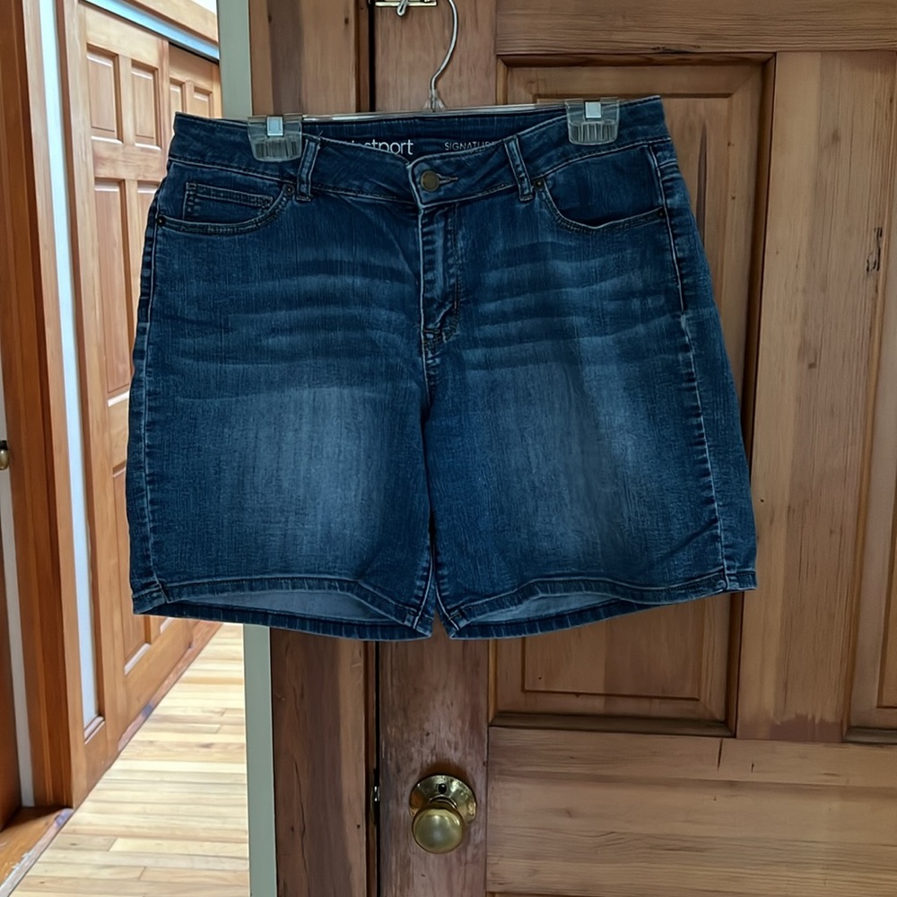 Westport Signature Fit Size 8 shorts 6” inseam - Picture 2 of 9